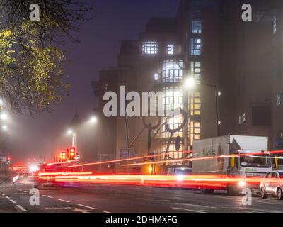 L'hôpital pour enfants de Bristol est éclairé par une nuit brumeuse sur la rue Upper maudlin. Banque D'Images