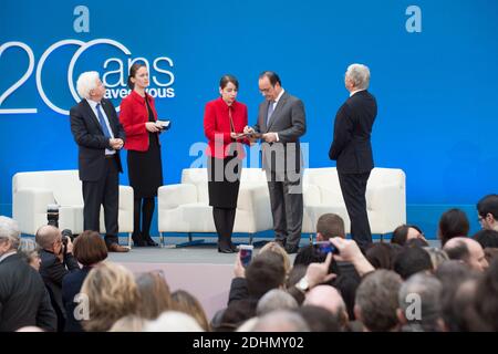 Le président français François Hollande et le président-directeur général de la Caisse des dépôts Pierre-René Lemas lors d'une cérémonie de lancement officiel de l'année du bicentenaire du Groupe Caisse des dépôts (Fonds France des dépôts et des lots), au Grand Palais à Paris, le 12 janvier 2016. Photo de Laurent Chamussy/Pool/ABACAPRESS.COM Banque D'Images