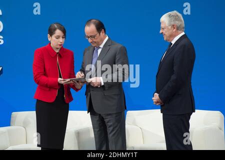 Le président français François Hollande et le président-directeur général de la Caisse des dépôts Pierre-René Lemas lors d'une cérémonie de lancement officiel de l'année du bicentenaire du Groupe Caisse des dépôts (Fonds France des dépôts et des lots), au Grand Palais à Paris, le 12 janvier 2016. Photo de Laurent Chamussy/Pool/ABACAPRESS.COM Banque D'Images