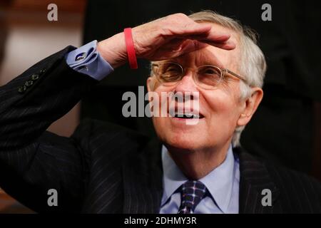 Le leader minoritaire du Sénat Harry Reid du Nevada regarde dans le balcon avant le discours de l'État de l'Union à une session conjointe du Congrès sur Capitol Hill à Washington, DC, USA, le mardi 12 janvier 2016. Photo par Evan Vucci/Pool/ABACAPRESS.COM Banque D'Images