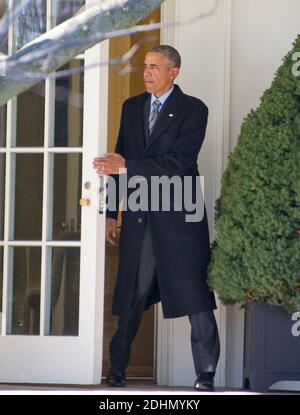 Le président des États-Unis Barack Obama quitte le bureau ovale de la Maison Blanche à Washington, DC, Etats-Unis, le mercredi 13 janvier 2016. Le Président se rendra à Omaha, Nebraska et Baton Rouge, Louisiane. Photo de Ron Sachs/Pool/ABACAPRESS.COM Banque D'Images