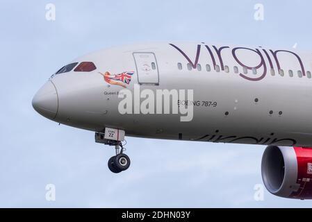 Virgin Atlantic Boeing 787 l'avion de ligne à réaction Dreamliner G-VBZZ débarquant à l'aéroport de Londres Heathrow, au Royaume-Uni, nommé Queen Bee. Illustration du nez de la dame écarlate Banque D'Images