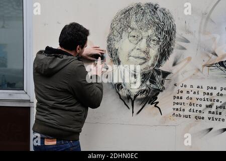 Le 13 janvier 2016, l'artiste français de streetart 'C215' applique un stenypaint représentant les caricaturistes de Charlie Hebdo tués devant l'ancien siège du magazine satirique dans la rue Nicolas Appert à Paris, en France. Photo d'Aurore Marechal/ABACAPRESS.COM Banque D'Images