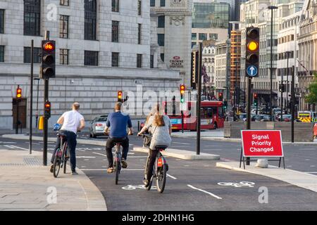 Les cyclistes sur « Boris Bike » partagent des vélos sur la route nord-sud du cycle SuperHighway de Londres, récemment ouverte au Blackfriars Bridge. Banque D'Images