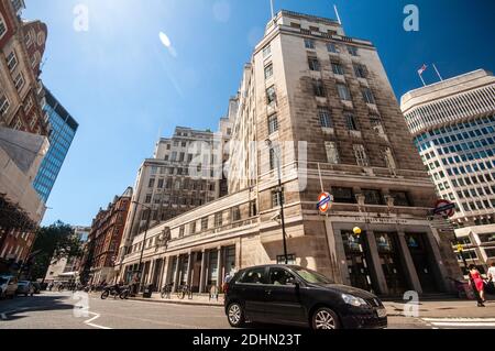 Londres, Angleterre, Royaume-Uni - 4 juillet 2010 : Sun brille sur la gare de St James's Park et le bloc de bureaux art déco au 55 Broadway, siège de London Undergro Banque D'Images