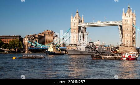 Londres, Angleterre, Royaume-Uni - 16 juin 2010 : Latouche-Tréville, un destroyer anti-sous-marin F70 de la Marine française, est remorqué par un remorqueur sous Tower Bridge et In Banque D'Images