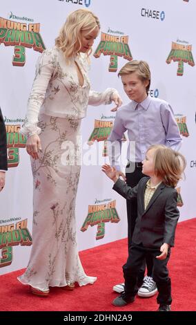 Kate Hudson et ses fils Bingham Hawn Bellamy et Ryder Robinson assistent à la première du 'Kung Fu Panda 3' de Fox du XXe siècle au TCL Chinese Theatre le 16 janvier 2016 à Los Angeles, Californie, États-Unis. Photo de Lionel Hahn/ABACAPRESS.COM Banque D'Images