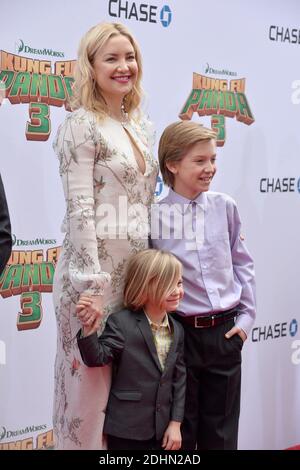 Kate Hudson et ses fils Bingham Hawn Bellamy et Ryder Robinson assistent à la première du 'Kung Fu Panda 3' de Fox du XXe siècle au TCL Chinese Theatre le 16 janvier 2016 à Los Angeles, Californie, États-Unis. Photo de Lionel Hahn/ABACAPRESS.COM Banque D'Images