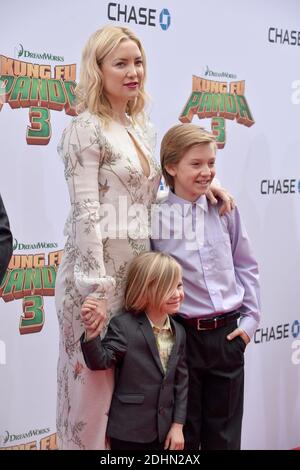 Kate Hudson et ses fils Bingham Hawn Bellamy et Ryder Robinson assistent à la première du 'Kung Fu Panda 3' de Fox du XXe siècle au TCL Chinese Theatre le 16 janvier 2016 à Los Angeles, Californie, États-Unis. Photo de Lionel Hahn/ABACAPRESS.COM Banque D'Images