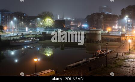 Le pont Redcliffe et les immeubles d'appartements-entrepôts reconvertis de Redcliffe Quay et Welsh Back sont enveloppés de brume sur un Nuit d'hiver sur Bristol's. Banque D'Images