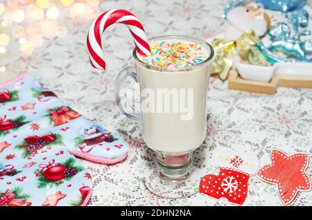 Milk-shake maison avec canne au caramel pour les vacances d'hiver, mise au point sélective Banque D'Images