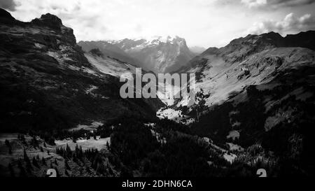 Vol sur la magnifique nature de la Suisse - les Suisses Alpes en noir et blanc Banque D'Images