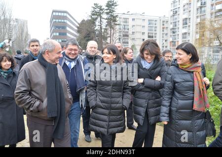 Paris ouvrira une nouvelle partie de la ligne ferroviaire "petite Céinture" pour les Parisiens et les visiteurs. Anne Hidalgo, mairesse parisienne, Sophie Boissard, PDG de SNCF Immobilier, célèbre l’ouverture publique de la nouvelle promenade de la petite ceinture, rue de l’Interne Loeb, dans le 13ème arrondissement de Paris, à Paris, en France, le 23 janvier 2016. Le maire Hidalgo et le groupe ferroviaire SNCF ont annoncé un nouveau projet d'accord devant être voté lors du prochain Conseil de Paris, constituant la deuxième phase de la stratégie de récupération des étendues de terres qui composent la petite Céinture pour usage public. L'ope Banque D'Images