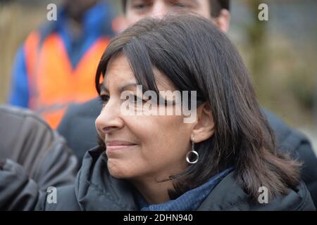 Paris ouvrira une nouvelle partie de la ligne ferroviaire "petite Céinture" pour les Parisiens et les visiteurs. Anne Hidalgo, mairesse parisienne, Sophie Boissard, PDG de SNCF Immobilier, célèbre l’ouverture publique de la nouvelle promenade de la petite ceinture, rue de l’Interne Loeb, dans le 13ème arrondissement de Paris, à Paris, en France, le 23 janvier 2016. Le maire Hidalgo et le groupe ferroviaire SNCF ont annoncé un nouveau projet d'accord devant être voté lors du prochain Conseil de Paris, constituant la deuxième phase de la stratégie de récupération des étendues de terres qui composent la petite Céinture pour usage public. L'ope Banque D'Images