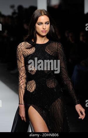 Adriana Lima marche sur la piste du spectacle Versace haute Couture Printemps été 2016 dans le cadre de la semaine de la mode de Paris le 24 janvier 2016 à Paris, France. Photo d'Alban Wyters/ABACAPRESS.COM Banque D'Images