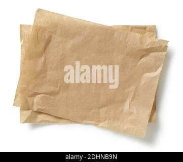 feuilles de papier de cuisson marron froissés isolées sur fond blanc, vue de dessus Banque D'Images