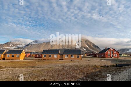 New-Aalesund, le lieu de résidence permanente le plus au nord du monde et une ville de recherche à l'ouest du Spitzbergen, Svalbard, Norvège. Photo d'août 2019. Banque D'Images