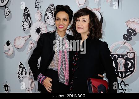 Valérie Lemercier et Farida Khelfa assistant au spectacle Schiaparelli lors de la semaine de la mode haute-Couture du printemps à l'été 2016 à Paris, le 25 janvier 2016. Photo d'Aurore Marechal/ABACAPRESS.COM Banque D'Images