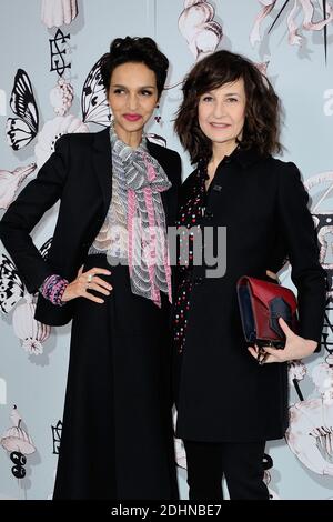 Valérie Lemercier et Farida Khelfa assistant au spectacle Schiaparelli lors de la semaine de la mode haute-Couture du printemps à l'été 2016 à Paris, le 25 janvier 2016. Photo d'Aurore Marechal/ABACAPRESS.COM Banque D'Images