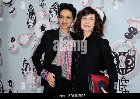 Valérie Lemercier et Farida Khelfa assistant au spectacle Schiaparelli lors de la semaine de la mode haute-Couture du printemps à l'été 2016 à Paris, le 25 janvier 2016. Photo d'Aurore Marechal/ABACAPRESS.COM Banque D'Images