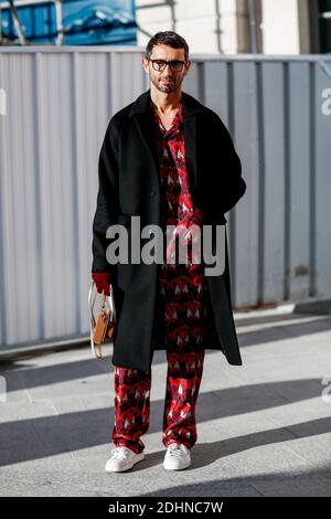Street style, Simone Marchetti en arrivant à Schiaparelli Printemps-été 2016 haute Couture show qui a eu lieu à la place Vendome, à Paris, France, le 25 janvier 2016. Photo de Marie-Paola Bertrand-Hillion/ABACAPRESS.COM Banque D'Images