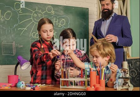 Connaissances élémentaires. Étudier avec des amis est amusant. L'expérience devient la connaissance. Communication d'interaction de groupe. Le club des sciences est une approche réussie de L'éducation STIM. Connaissances pratiques. Banque D'Images