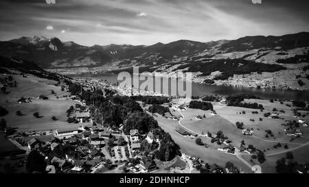 Paysage typique de la Suisse - les Alpes suisses en noir et blanc Banque D'Images