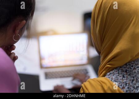 Une équipe de jeunes experts multiraciaux et multiethniques travaillant ensemble sur un important rapport financier. Concept économique et commercial Banque D'Images