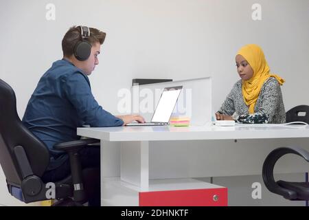 Une équipe de jeunes experts multiraciaux et multiethniques travaillant ensemble sur un important rapport financier. Concept économique et commercial Banque D'Images