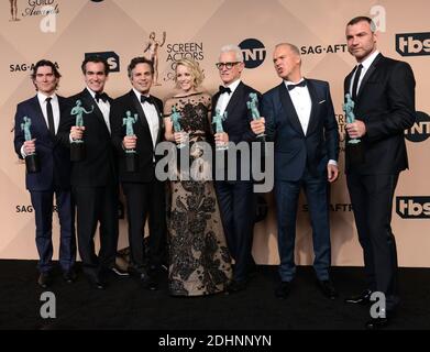 Billy Crudup, Brian d'Arcy James, Mark Ruffalo, Rachel McAdams, John Slattery, Michael Keaton et Liev Schreiber, Les co-lauréats du prix « Cast In a Motion Picture Award » de la performance exceptionnelle de « Spotlight » se présentent dans la salle de presse lors de la 22e édition annuelle des Screen Actors Guild Awards au Shrine Auditorium le 30 janvier 2016 à Los Angeles, Californie, États-Unis. Photo de Lionel Hahn/ABACAPRESS.COM Banque D'Images