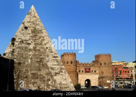 Une vue de la Pyramide de Cestius avant la restauration le 2011 février à Rome, Italie. La seule pyramide survivante de la ville éternelle, datant de la conquête de l'Égypte, cherche à attirer plus de visiteurs après un nettoyage complet financé par le magnat japonais de l'habillement. Les archéologues sont désireux de montrer le monument, construit il y a environ 2,000 ans comme tombe funéraire pour un praetor romain, ou magistrat, appelé Caius Cestius. La pyramide est l'une des quatre connues pour avoir été construite dans les temps romains anciens, mais la seule à survivre jusqu'à aujourd'hui. Leur construction reflétait une mode pour le style égyptien à Rome après le Banque D'Images