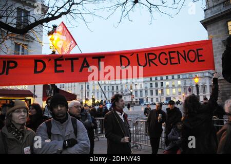 Les gens tiennent des panneaux portant la mention « état d'urgence et perte de nationalité » lors d'une manifestation devant l'Assemblée nationale française à Paris, en France, le 5 février, 2016. Organisé par les collectifs 'Stop etat d'urgence' et 'nous ne cederons pas' comme législateurs français débattant des changements à la constitution après les attentats de novembre à Paris. Les législateurs français ont commencé vendredi à débattre de changements constitutionnels permettant à deux ressortissants de perdre leur citoyenneté française dans des affaires de terrorisme et de consacrer dans le texte des mesures controversées mises en place après les attentats de novembre à Paris Banque D'Images