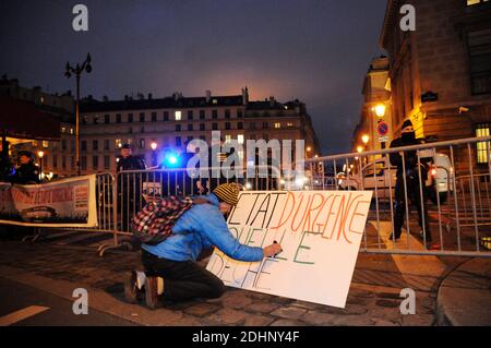 Les gens tiennent des panneaux portant la mention « état d'urgence et perte de nationalité » lors d'une manifestation devant l'Assemblée nationale française à Paris, en France, le 5 février, 2016. Organisé par les collectifs 'Stop etat d'urgence' et 'nous ne cederons pas' comme législateurs français débattant des changements à la constitution après les attentats de novembre à Paris. Les législateurs français ont commencé vendredi à débattre de changements constitutionnels permettant à deux ressortissants de perdre leur citoyenneté française dans des affaires de terrorisme et de consacrer dans le texte des mesures controversées mises en place après les attentats de novembre à Paris Banque D'Images