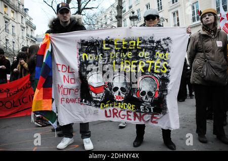 Les gens tiennent des panneaux portant la mention « état d'urgence et perte de nationalité » lors d'une manifestation devant l'Assemblée nationale française à Paris, en France, le 5 février, 2016. Organisé par les collectifs 'Stop etat d'urgence' et 'nous ne cederons pas' comme législateurs français débattant des changements à la constitution après les attentats de novembre à Paris. Les législateurs français ont commencé vendredi à débattre de changements constitutionnels permettant à deux ressortissants de perdre leur citoyenneté française dans des affaires de terrorisme et de consacrer dans le texte des mesures controversées mises en place après les attentats de novembre à Paris Banque D'Images