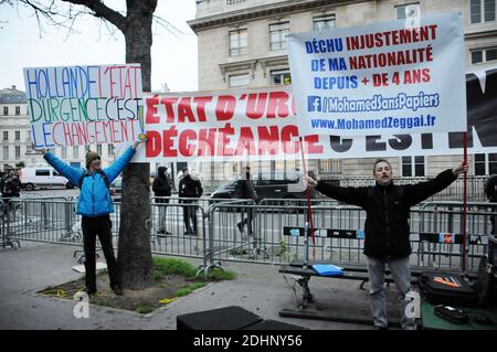 Les gens tiennent des panneaux portant la mention « état d'urgence et perte de nationalité » lors d'une manifestation devant l'Assemblée nationale française à Paris, en France, le 5 février, 2016. Organisé par les collectifs 'Stop etat d'urgence' et 'nous ne cederons pas' comme législateurs français débattant des changements à la constitution après les attentats de novembre à Paris. Les législateurs français ont commencé vendredi à débattre de changements constitutionnels permettant à deux ressortissants de perdre leur citoyenneté française dans des affaires de terrorisme et de consacrer dans le texte des mesures controversées mises en place après les attentats de novembre à Paris Banque D'Images