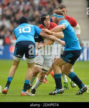 L'aile française Virimi Vakatawa (2e R) est attaquée par la moitié de la crabes italienne Edoardo Gori (R) et le centre italien Gonzalo Garcia (C) lors du match international de rugby à six Nations entre la France et l'Italie au Stade de France à Saint-Denis, au nord de Paris, le 6 février 2016. Photo de Christian Liewig/ABACAPRESS.COM Banque D'Images