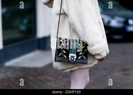 Street style, en arrivant au Nest automne-hiver 2016-2017 spectacle tenu à l'Hôtel d'Angleterre, à Copenhague, Danemark, le 5 février 2016. Photo de Marie-Paola Bertrand-Hillion/ABACAPRESS.COM Banque D'Images