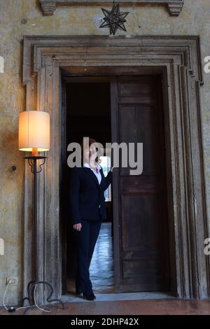 Le Directeur Muriel Mayette-Holtz à la Villa Medici, où se trouve l'Académie française de Rome, Italie, qui célèbre cette année son 350e anniversaire, le 11 février 2016. Elle est la première femme à occuper le poste de directrice au cours des 350 ans de l'institution. Fondée par Louis XIV en 1666, elle accueille depuis des générations d'artistes et d'érudits. Depuis 1803, l'Académie française est située à la Villa Medici (Villa Medicis). En 1576, la propriété a été acquise par le cardinal Ferdinando de' Medici et en 1803 par Napoléon Bonaparte. C'est l'un des plus beaux et prestigieux endroits de Rome. TH Banque D'Images