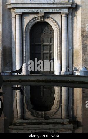 L'entrée principale de la Villa Medici où se trouve l'Académie française de Rome, Italie qui célèbre cette année son 350e anniversaire, le 11 février 2016. Fondée par Louis XIV en 1666, elle accueille depuis des générations d'artistes et d'érudits. Depuis 1803, l'Académie française est située à la Villa Medici (Villa Medicis). En 1576, la propriété a été acquise par le cardinal Ferdinando de' Medici et en 1803 par Napoléon Bonaparte. C'est l'un des plus beaux et prestigieux endroits de Rome. Les séjours des pensionnés varient de six mois à deux ans. Les disciplines d'art sont : peinture, sculpture Banque D'Images