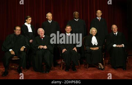 Les juges de la Cour suprême posent pour leur photo officielle à la Cour suprême des États-Unis à Washington, D.C., USA, le 31 octobre 2005. Rangée inférieure de gauche à droite : juges associés Antonin Scalia, John Paul Stevens, juge en chef John G. Roberts, Jr., juges associés Sandra Day O'Connor et Anthony M. Kennedy. Rangée supérieure : juges associés Ruth Bader Ginsburg, David H. Souter, Clarence Thomas et Stephen G. Breyer. Photo de Dennis Brack/Pool via CNP/ABACAPRESS.COM Banque D'Images