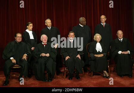 Les juges de la Cour suprême posent pour leur photo officielle à la Cour suprême des États-Unis à Washington, D.C., USA, le 31 octobre 2005. Rangée inférieure de gauche à droite : juges associés Antonin Scalia, John Paul Stevens, juge en chef John G. Roberts, Jr., juges associés Sandra Day O'Connor et Anthony M. Kennedy. Rangée supérieure : juges associés Ruth Bader Ginsburg, David H. Souter, Clarence Thomas et Stephen G. Breyer. Photo de Dennis Brack/Pool via CNP/ABACAPRESS.COM Banque D'Images