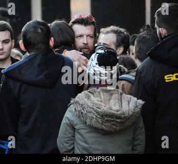 Les aigles du leader du Death Metal Jesse Hughes accueille les fans et les survivants devant la salle de concert d'Olympia, devant un concert du groupe rock américain Eagles of Death Metal, le 16 février 2016 à Paris, en France. Les aigles de Death Metal, le groupe rock californien qui jouaient à la salle de musique Bataclan lorsque des hommes armés djihadistes ont éclaté et tué 90 personnes en novembre, sont retournés à la capitale française pour un concert à l'Olympia. Photo d'Alain Apaydin/ABACAPRESS.COM Banque D'Images