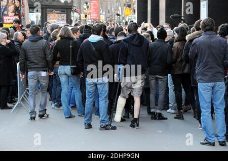 Les aigles du leader du Death Metal Jesse Hughes accueille les fans et les survivants devant la salle de concert d'Olympia, devant un concert du groupe rock américain Eagles of Death Metal, le 16 février 2016 à Paris, en France. Les aigles de Death Metal, le groupe rock californien qui jouaient à la salle de musique Bataclan lorsque des hommes armés djihadistes ont éclaté et tué 90 personnes en novembre, sont retournés à la capitale française pour un concert à l'Olympia. Photo d'Alain Apaydin/ABACAPRESS.COM Banque D'Images