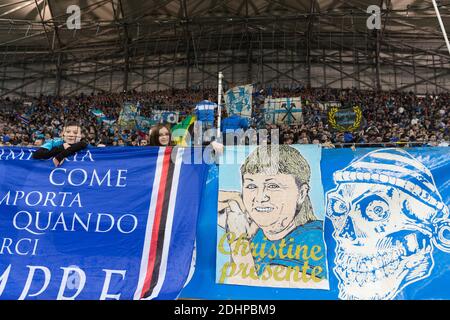 Les fans de Marseille lors du match de football 32 de l'UEFA Europa League, l'Olympique de Marseille contre l'Athlétique Bilbao au Stade Vélodrome de Marseille, France, le 18 février 2016. Photo de Guillaume Chagnard/ABACAPRESS.COM Banque D'Images