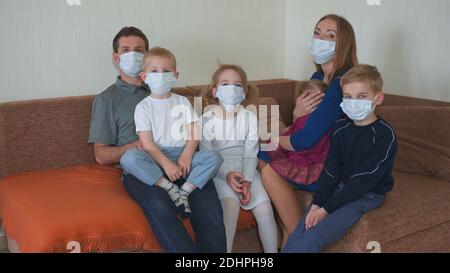 Concept de fin de quarantaine. Une grande famille prend des masques à la maison. Banque D'Images