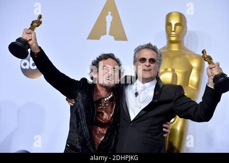 Mark A. Mangini et David White, lauréats du prix « Mad Max: Fury Road » pour le meilleur montage audio, se posent dans la salle de presse lors de la 88e cérémonie annuelle des Academy Awards à l'hôtel Loews Hollywood de Los Angeles, CA, USA, le 28 février 2016. Photo de Lionel Hahn/ABACAPRESS.COM Banque D'Images