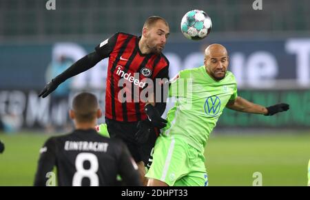 Ville de Wolfsburg, Allemagne. 11 décembre 2020. Firo: 11.12.2020 football, football 1. Bundesliga, saison 2020/2021 VfL Wolfsburg - SGE Eintracht Frankfurt 2: 1 Eintracht Bas Dost, header, duel, header duel, VfL John Anthony Brooks, | usage dans le monde crédit: dpa/Alay Live News Banque D'Images