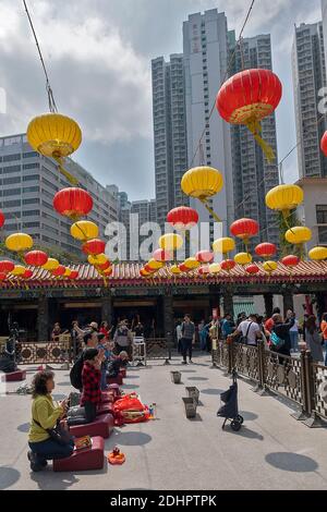 Des gens priant au Temple Wong Tai Sin, Kowloon, Hong Kong, Chine. Banque D'Images