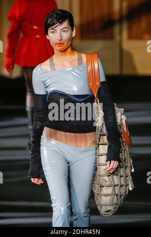 Un modèle marche sur la piste pendant le spectacle d'acné Studios dans le cadre de la semaine de mode de Paris automne/hiver 2016/17 le 5 mars 2016 à Paris, France. Photo d'Alain Gil Gonzalez/ABACAPRESS.COM Banque D'Images