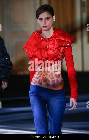 Un modèle marche sur la piste pendant le spectacle d'acné Studios dans le cadre de la semaine de mode de Paris automne/hiver 2016/17 le 5 mars 2016 à Paris, France. Photo d'Alain Gil Gonzalez/ABACAPRESS.COM Banque D'Images